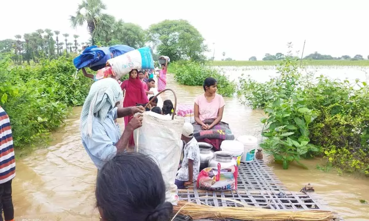 Heavy floods hit Kunavaram of Chintoor agency, people pleads for help