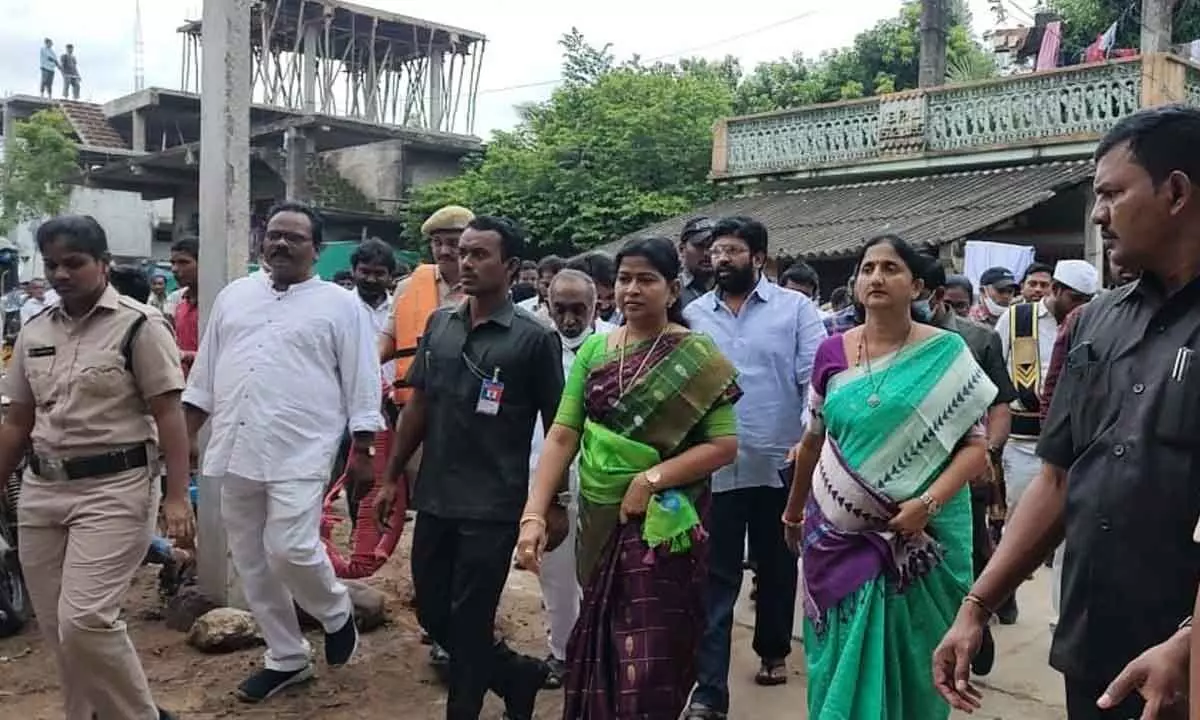 Rajamahendravaram: Home minister Vanitha visited submerged areas