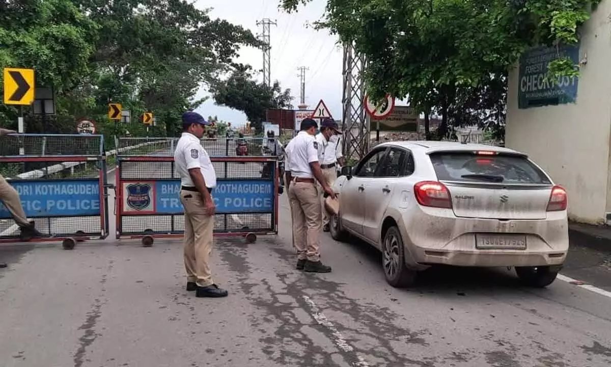 Police regulating traffic towards the Bhadrachalam bridge on Thursday