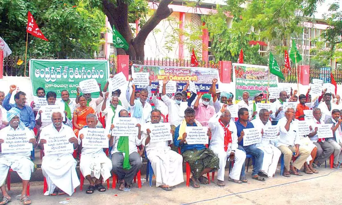 AP Rythu Sangam and AP Koulu Rythu Sangam leaders staging a protest at the District Collectorate in Ongole on Thursday