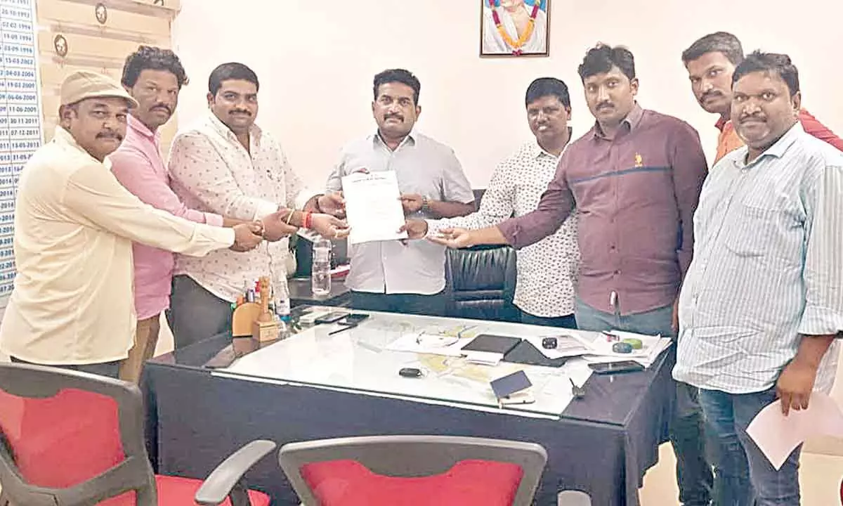 Rotary Club representatives submitting a memorandum to Tahsildar Srinivasulu Reddy at Tadepalli on Thursday