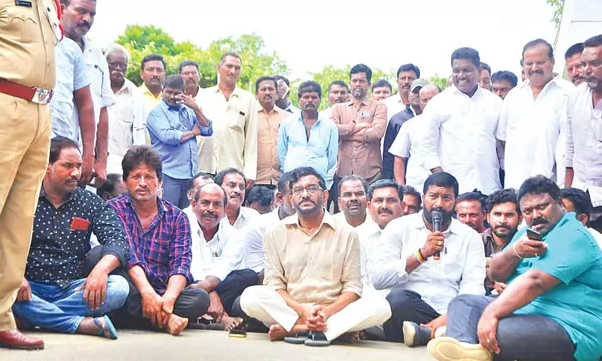 TDP politburo member S Chandramohan Reddy stages a protest in front of his house in Allipuram after being placed under house arrest on Thursday