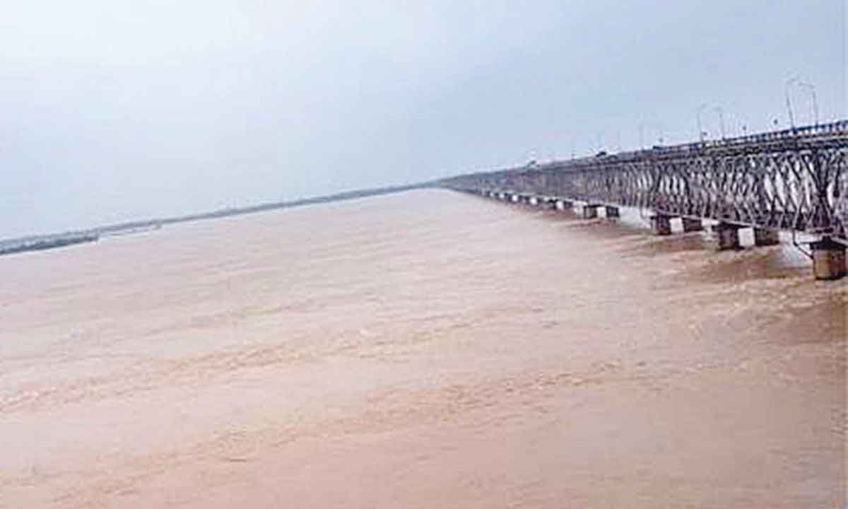 Godavari level inching towards third warning