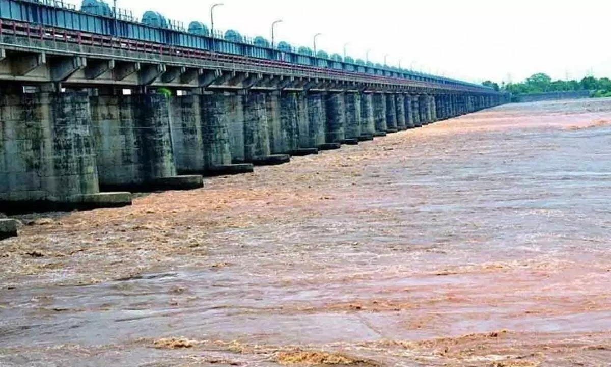 A rapid rise in flood level at Cotton Barrage