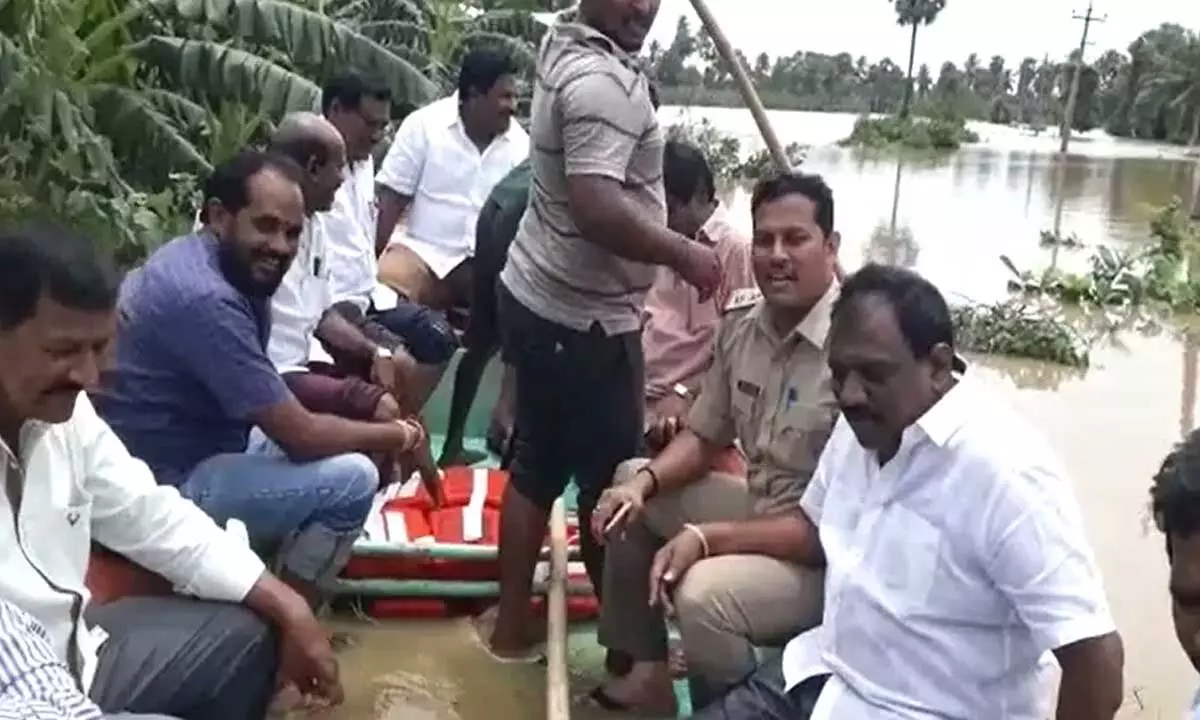 MLA Jaggireddy escapes a mishap while visiting flood hit areas in Konaseema