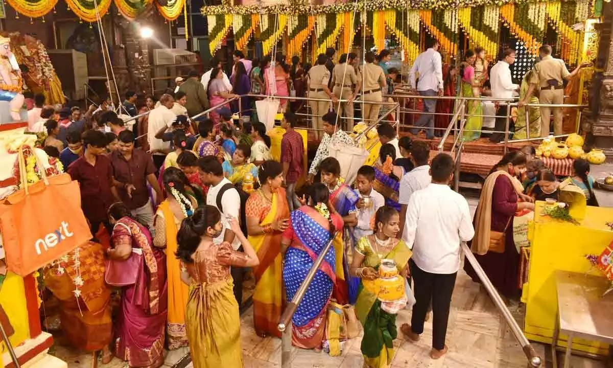 Ujjaini Mahankali temple decks up for Laskhar Bonalu