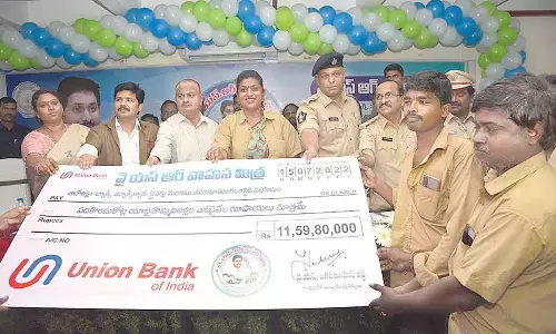 Minister RK Roja, MP Dr M Gurumoorthy, Collector K Venkata Ramana Reddy, SP P Parameswar Reddy, DTO K Seetha Rami Reddy releasing the replica of Vahana Mitra scheme cheque to beneficiaries in Tirupati on Friday