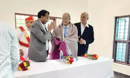 District Judge Srinivasulu and Bar Council members felicitating Dr Akbar Saheb in Kurnool on Friday