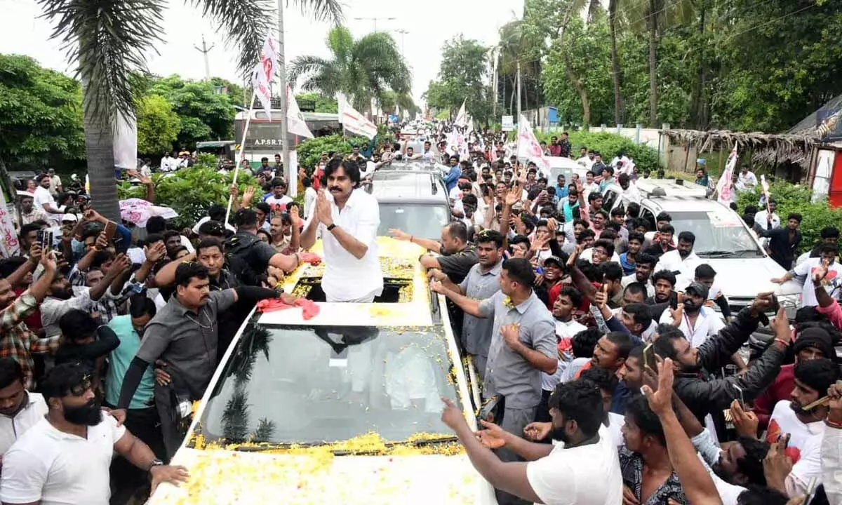 Pawan Kalyan reaches Rajahmundry, to address JKRB sabha