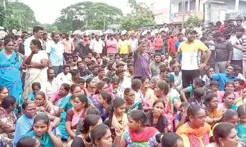 Flood victims demanding a bund in Bhadrachalam on Saturday