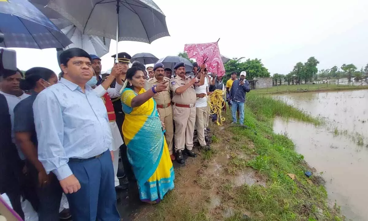 Governor Tamilisai inspects flood-affected areas in Aswapuram