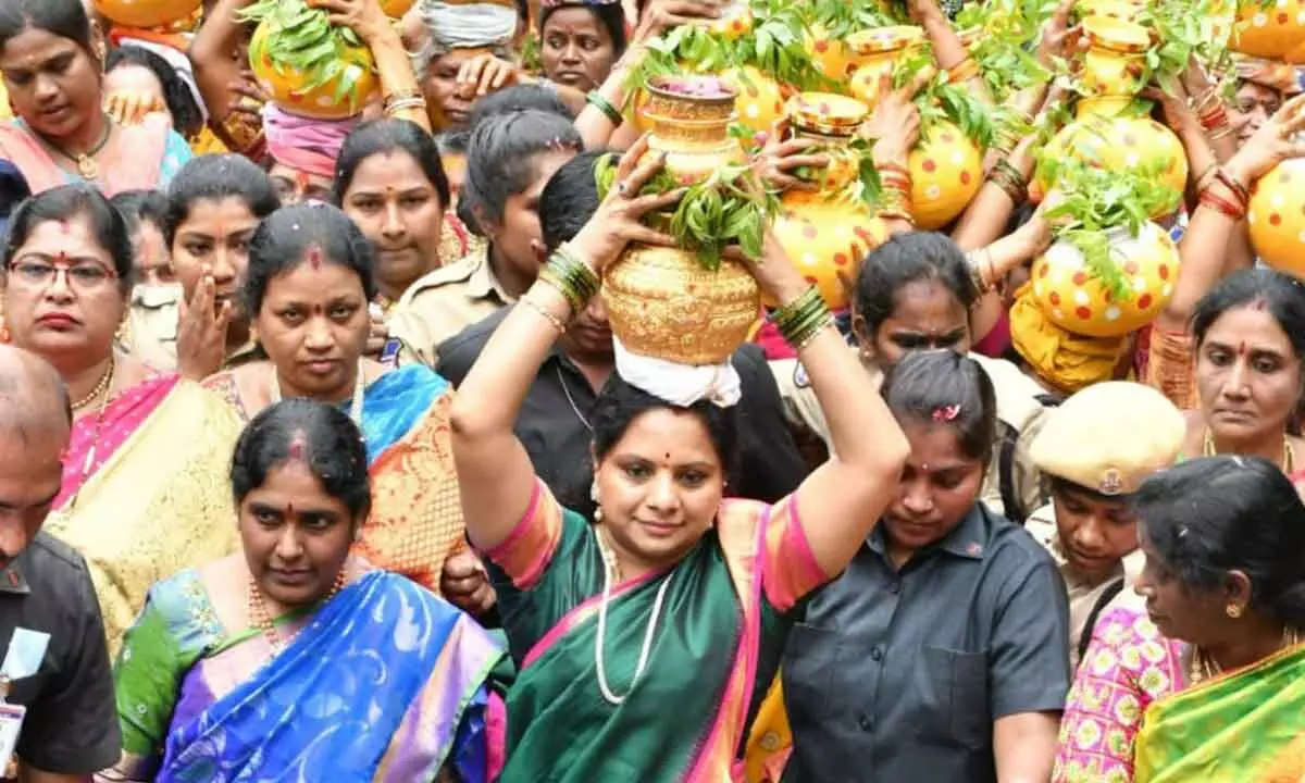MLC Kavitha takes part in Bonalu festivities at Sri Ujjaini Mahankali temple