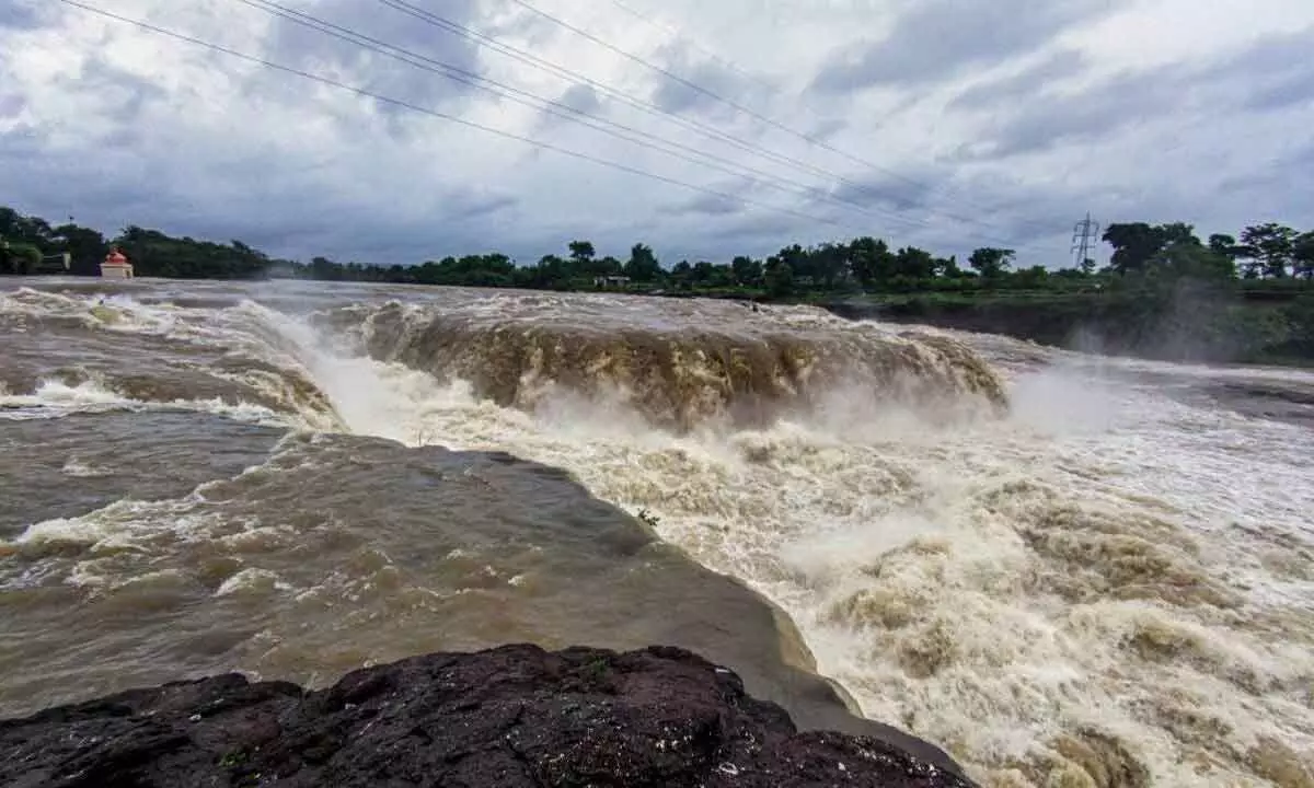 Godavari flood flow recedes at Dhawaleswaram, 25.64 lakh cusecs of water released