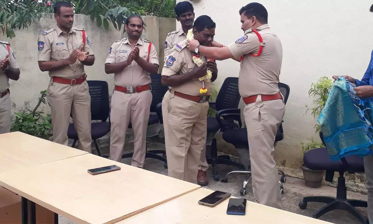 Balapur police felicitate outgoing personnel