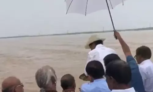 KCR performs Shanti Puja to Godavari in Bhadrachalam