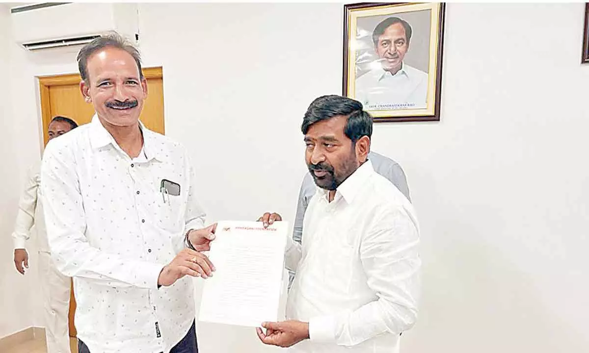 DSP Amaragani Krishnaiah submitting a memorandum  to Energy Minister Jagadish Reddy in Suryapet on Monday