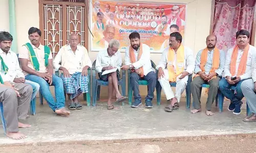 BJP leader Namburi Rama Lingeswara Rao launching Kisan Morcha Signature  campaign  at Vemsoor on Monday