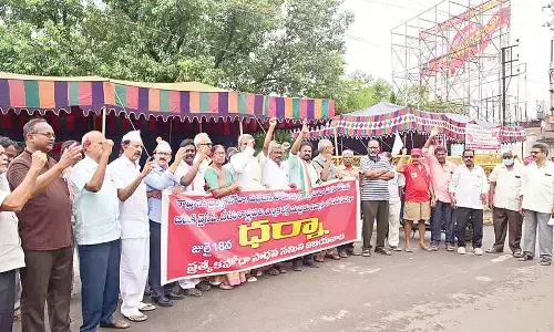 Leaders of CPI, CPM, Congress and Aam Aadmi Party (AAP) staging a protest at Dharna Chowk in Vijayawada on Monday