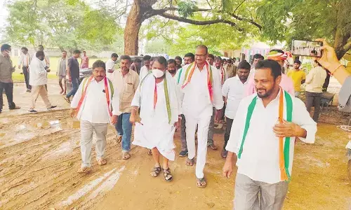 APCC president Dr Sake Sailajanath and other leaders visiting Yelerupadu on Monday
