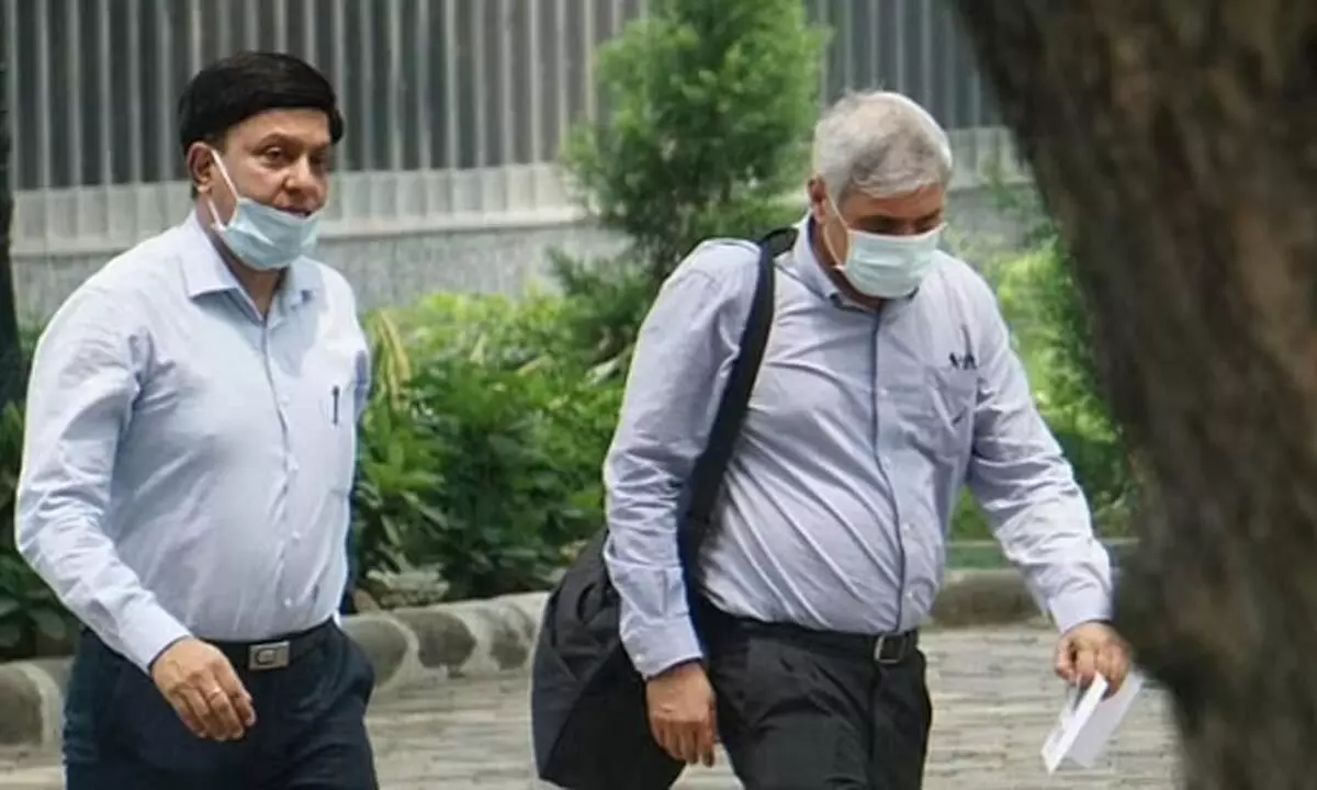 Former Mumbai Police Commissioner Sanjay Pandey (R) arrives at the office of Enforcement Directorate for questioning in connection with NSE co-location scam. (Photo | PTI)