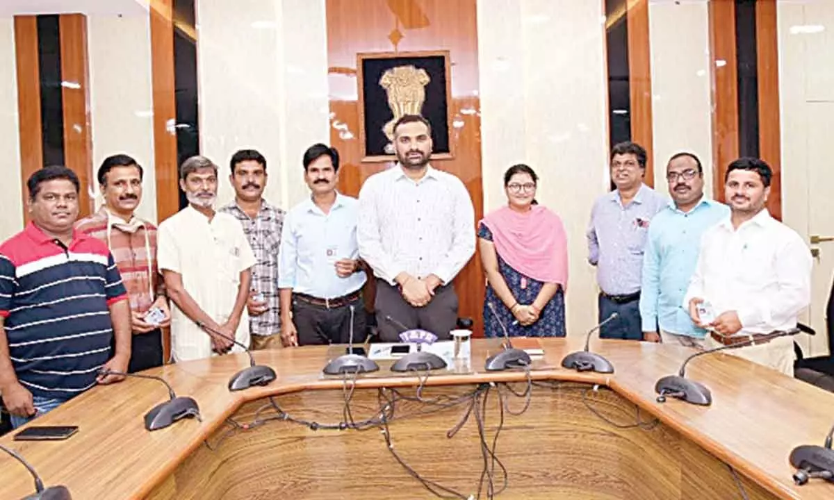 Collector RV Karnan distributes accreditation cards to journalists