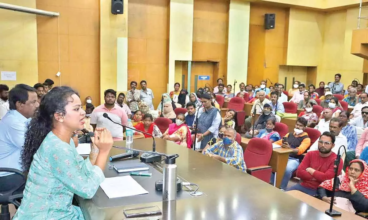 Municipal Commissioner M Jahnavi interacting with the housing beneficiaries in Nellore on Tuesday