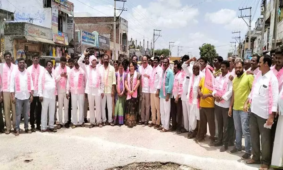 TRS leaders stage protest against Centre in Suryapet