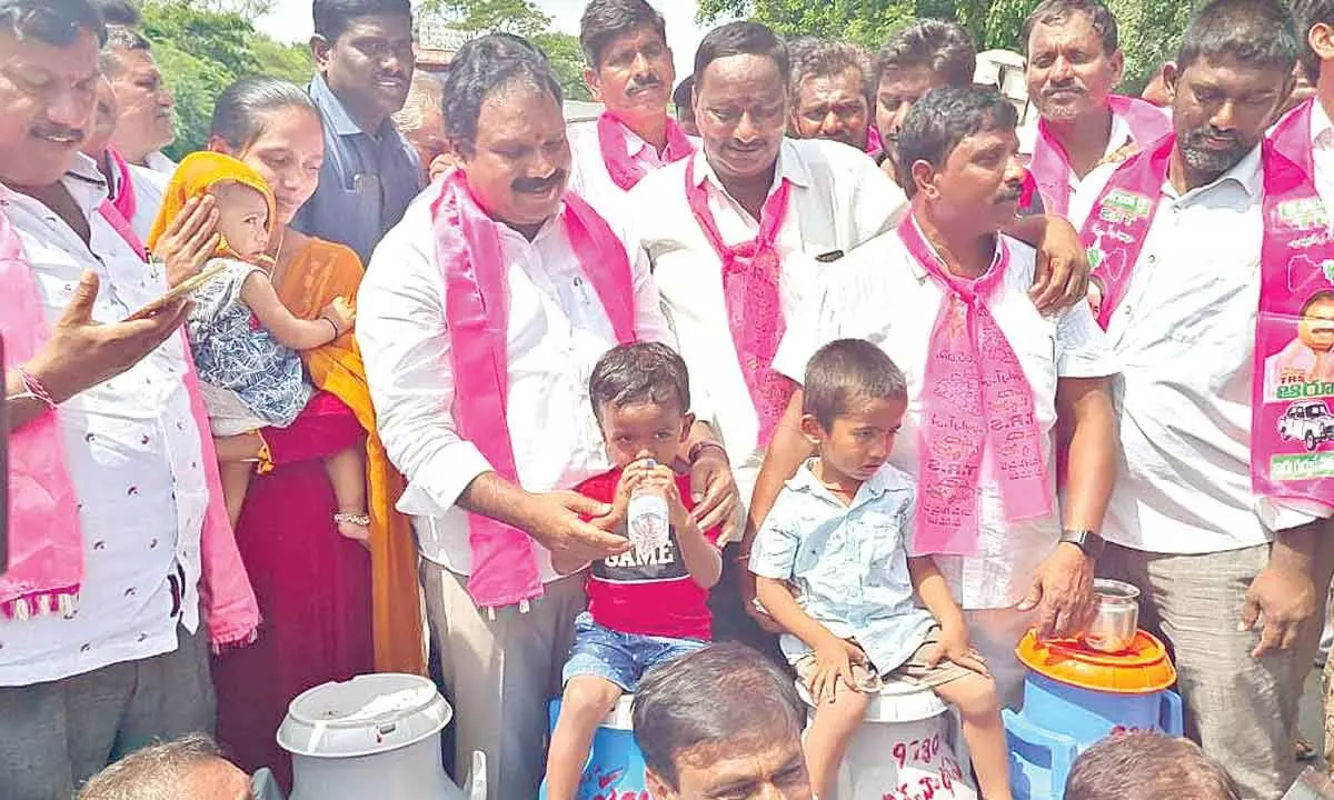 TRS cadres led by Wardhannapet MLA Aroori Ramesh staging a protest in Wardhannapet on Wednesday