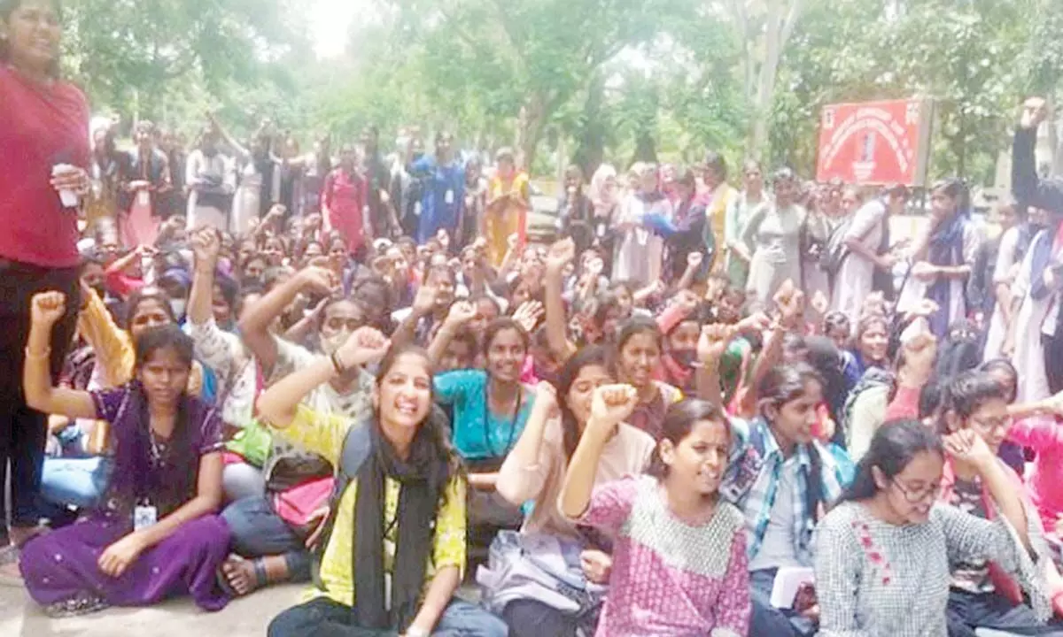 Maharani students stage protest, demand closure of canteen