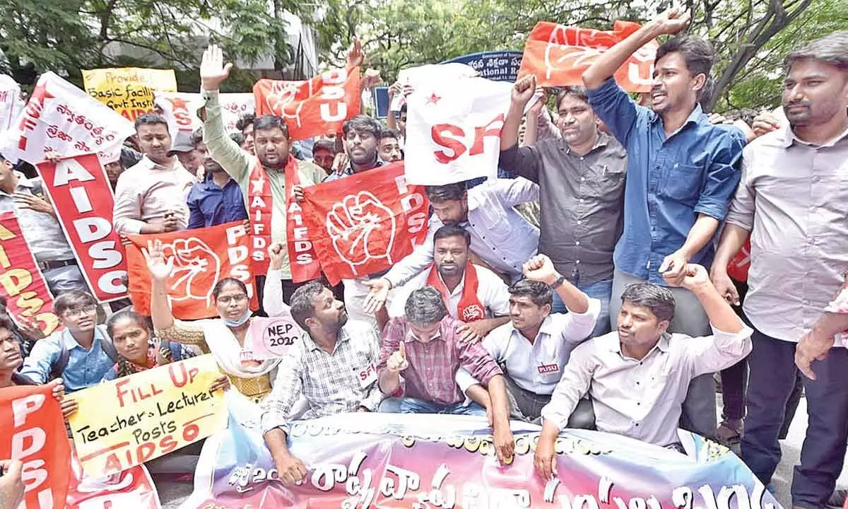Hyderabad: SFI stages protest in city; demands books, uniforms
