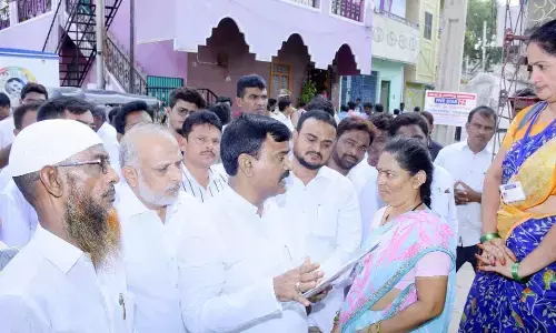 Deputy Chief Minister Amzath Basha conducting Gadapa Gadapaku Mana Prabhutvam at 34th division in Kadapa on Wednesday.