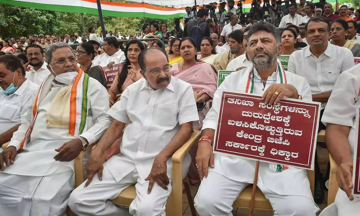 KPCC President D K Shivakumar, Opposition leader in Assembly Siddaramaiah, senior leader Veerappa Moily, B K Hariprasad and others during a protest rally, in Bengaluru, Thursday