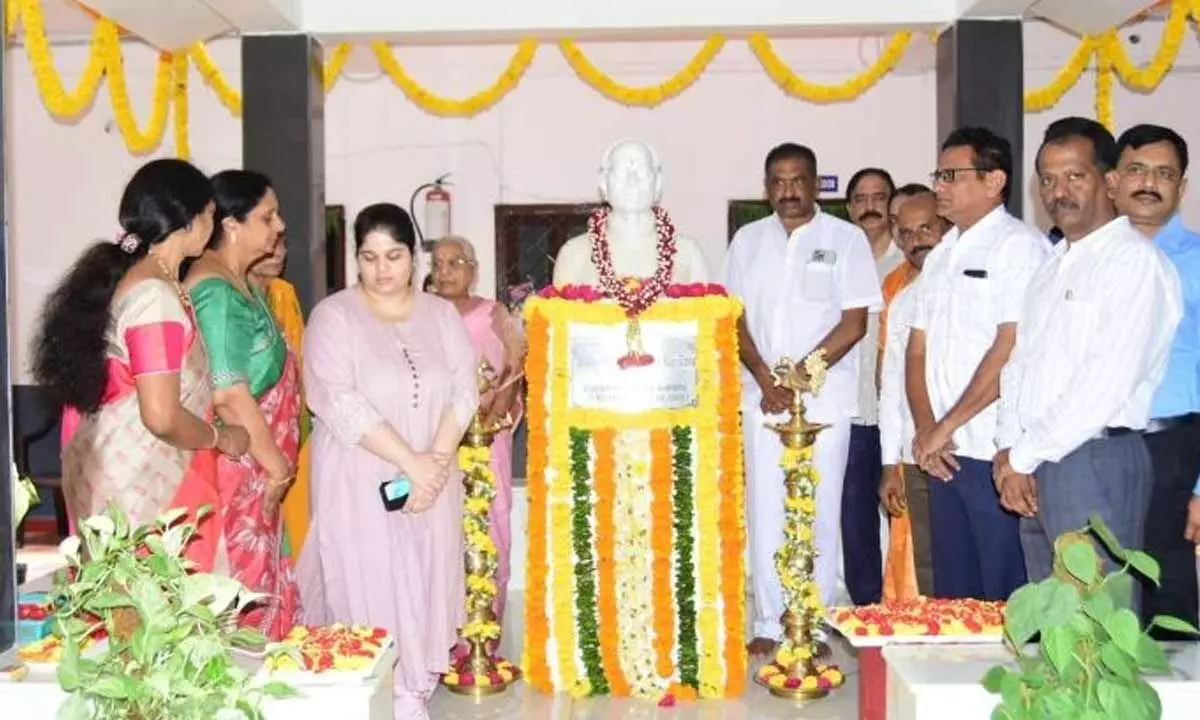 Glowing tributes paid to visionary educationalist on his birth anniversary