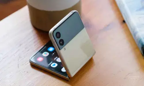 World saw 10 mn foldable smartphone shipments in 2021: Samsung