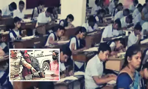 Kerala Cop Helps NEET Aspirant To Reach On Time