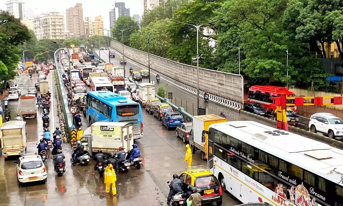 Hyderabad traffic police warns of traffic congestion due to heavy rains (Photo/timesofindia)
