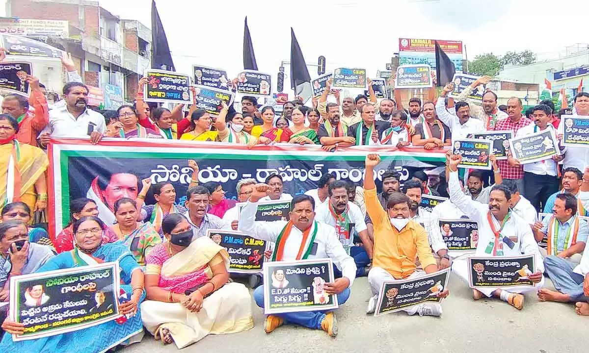 Congress workers led by Warangal DCC president Naini Rajender Reddy stage a protest in Kazipet on Friday