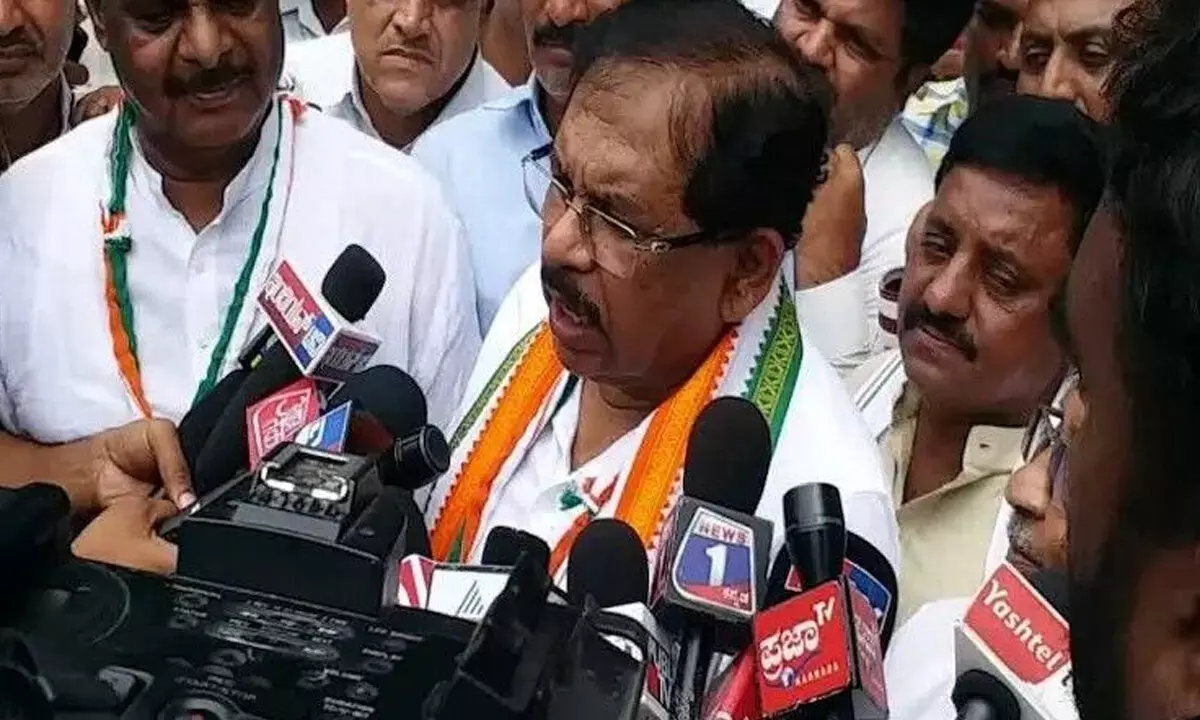 Union government looting people, alleges Congress leader