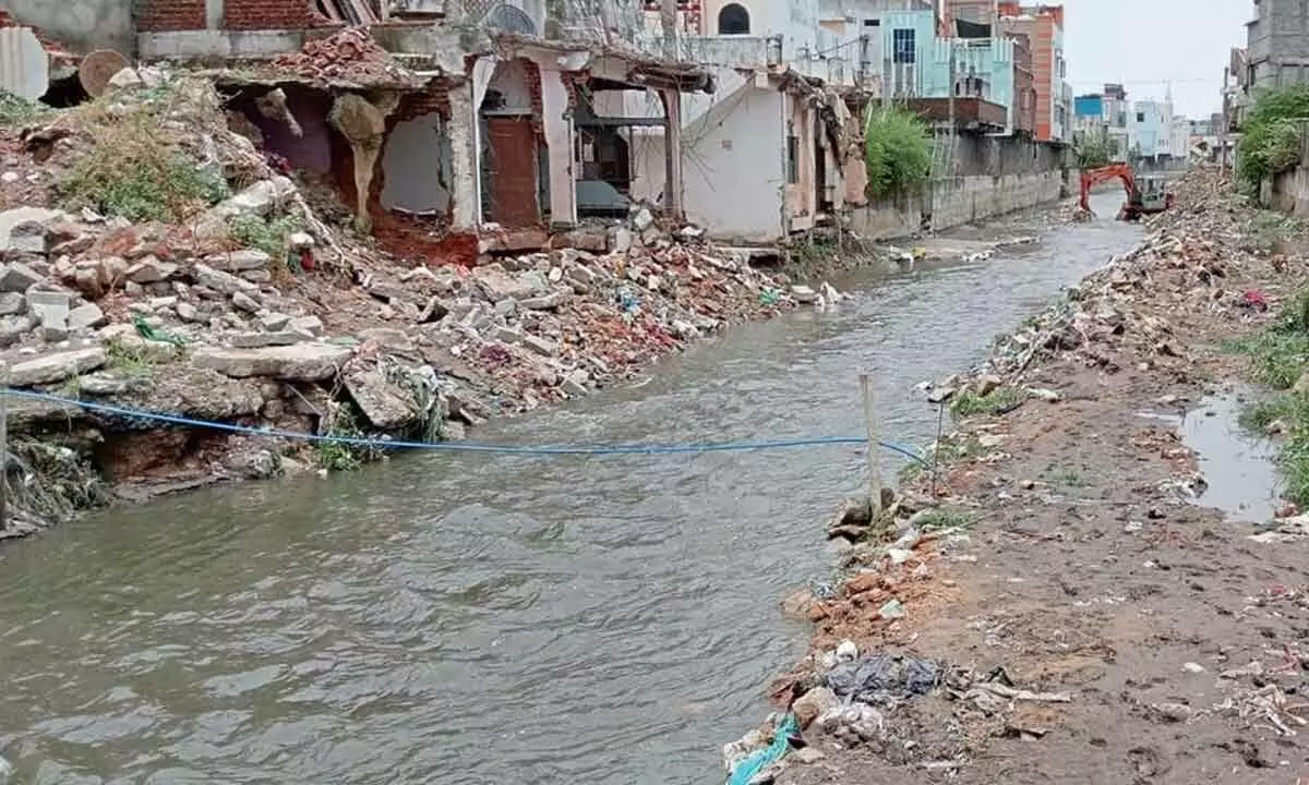 GHMC checks flooding in Al-Jubail colony