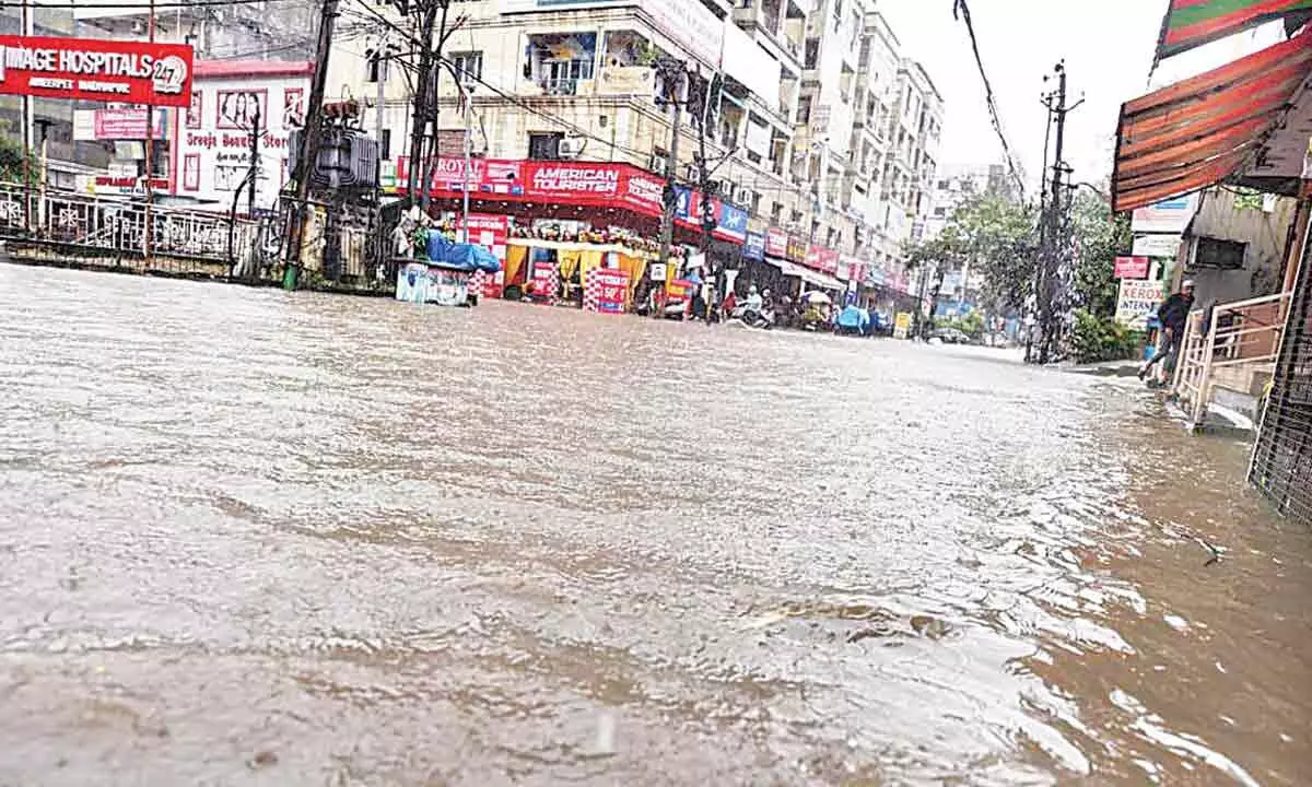Heavy downpour batters city, Batasingaram market hit hard