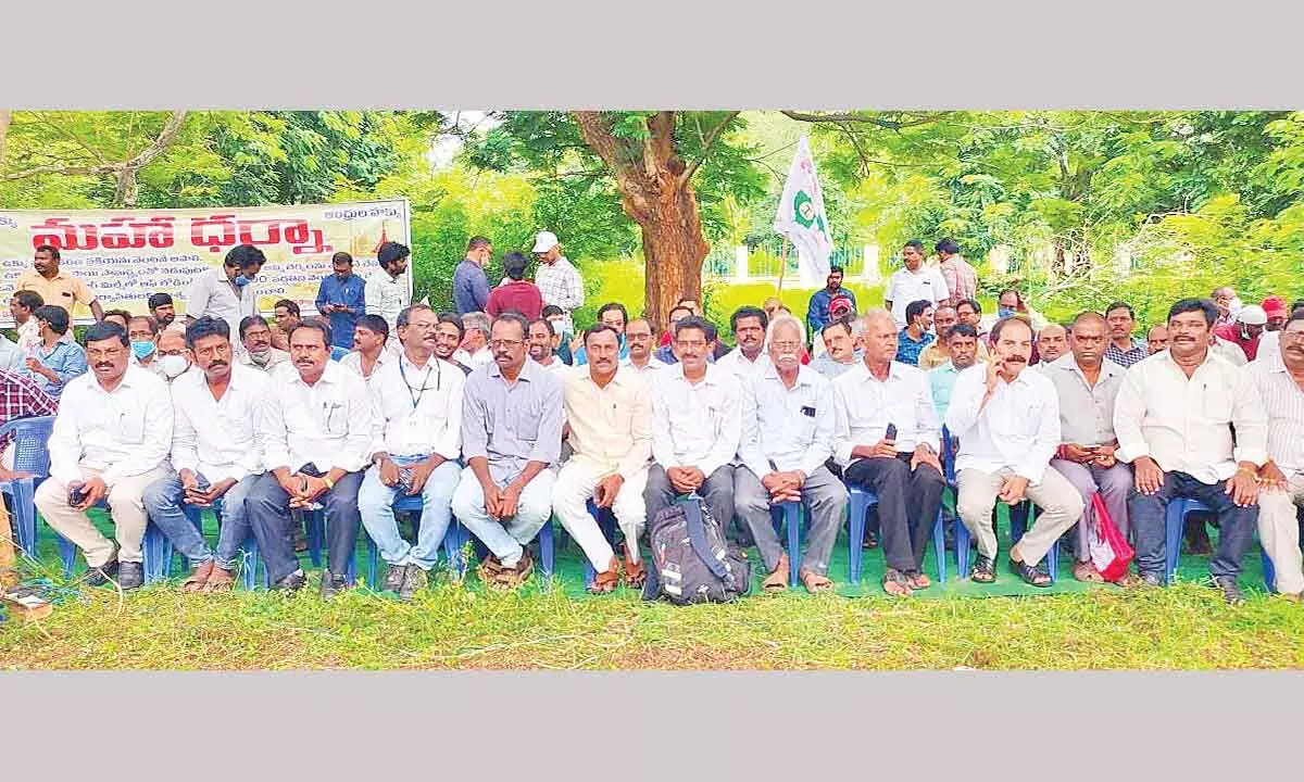 The VUPPC members and employees staging a maha dharna in Visakhapatnam on Friday