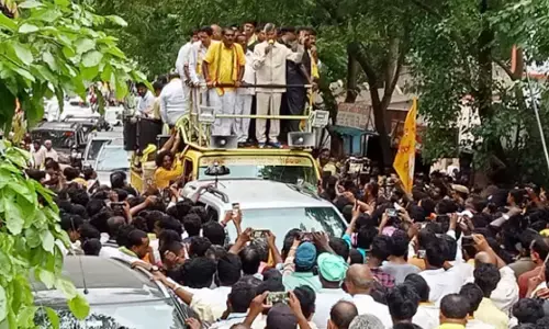 Chandrababu visits flood-hit areas in West Godavari, alleges AP govt. failed to help victims