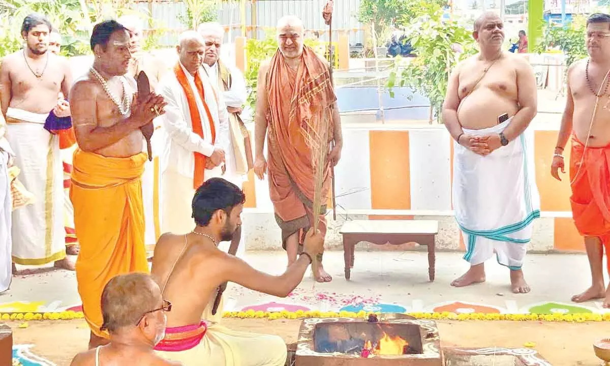 Mulamnaya Kanchi Kamakoti Peetam pontiff  Jagadhguru  Shankara Vijayendra Saraswati Swami observing the Agni Hotra Sadassu at Akondi Lakshmi Smaraka  Gosala  (Chagantivari Gosala) at Thimmapuram, Kakinada on Saturday