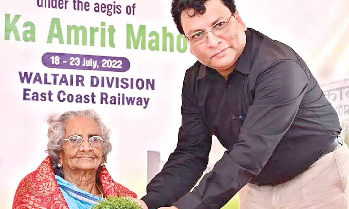 DRM Anup Satpathy felicitating Gutala Atchiyamma, wife of unsung freedom fighter Gutala Naganna, in Visakhapatnam on Saturday