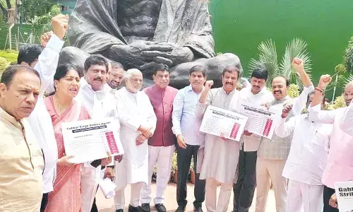 TRS-Congress bonhomie in Parliament baffles cadres