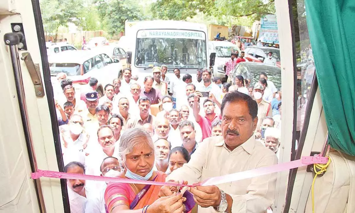 Deputy Chief Minister K Narayana Swamy inaugurating Pink Bus cancer screening camp at Padirikuppam in Chittoor district on Sunday. SVIMS Director  Dr B Vengamma is also seen.