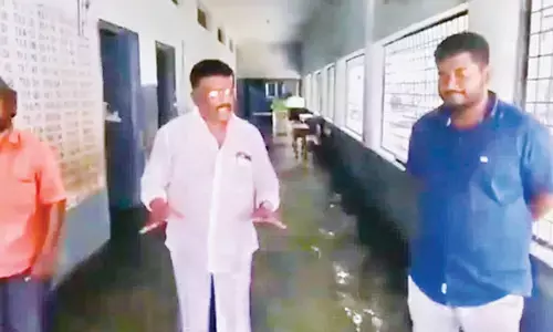 Sravan slams KCR, Sabitha for neglecting government schools