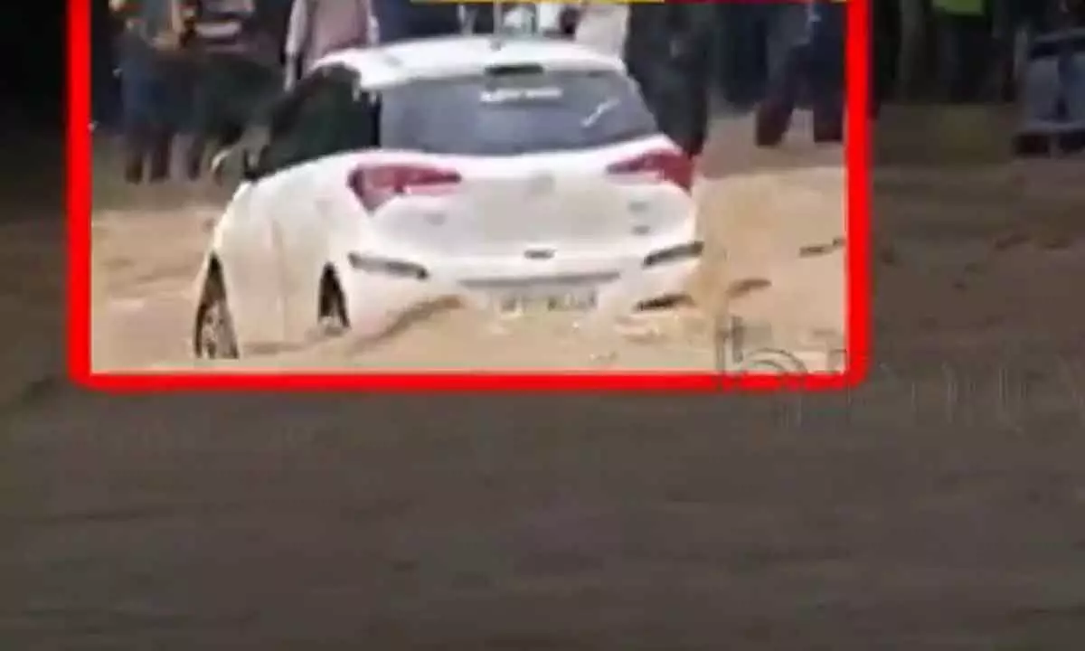 Andhra Pradesh: Car washes away in a canal due to floods in Eluru