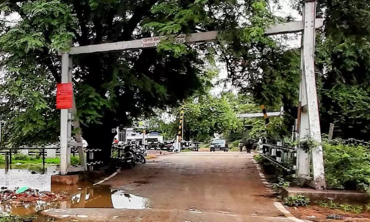 Two railway crossing gates give harrowing time to commuters