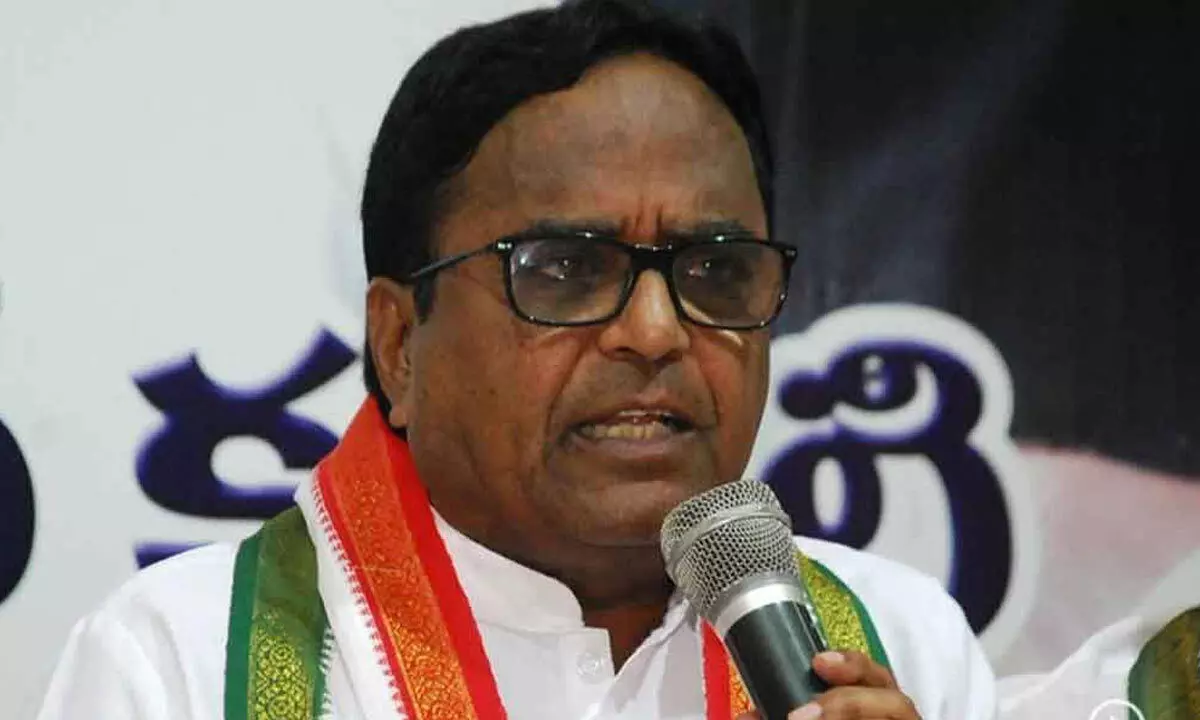 Ponnala Lakshmaiah accuses KCR of building useless projects for commissions